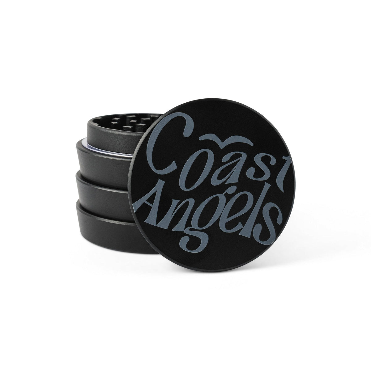 Nahaufnahme des gravierten Coast Angels Logos auf dem Grinder-Deckel